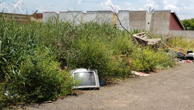 Moradores denunciam descarte de lixo irregular no bairro Santos Dumont