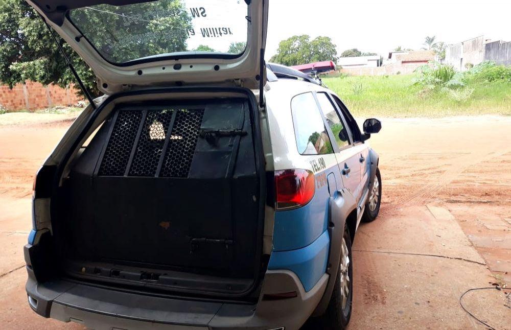 Mulher é detida por morador ao ser flagrada furtando objetos de residência