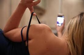 Mulher tem nudes divulgados pelo WhatsApp após deixar celular no conserto