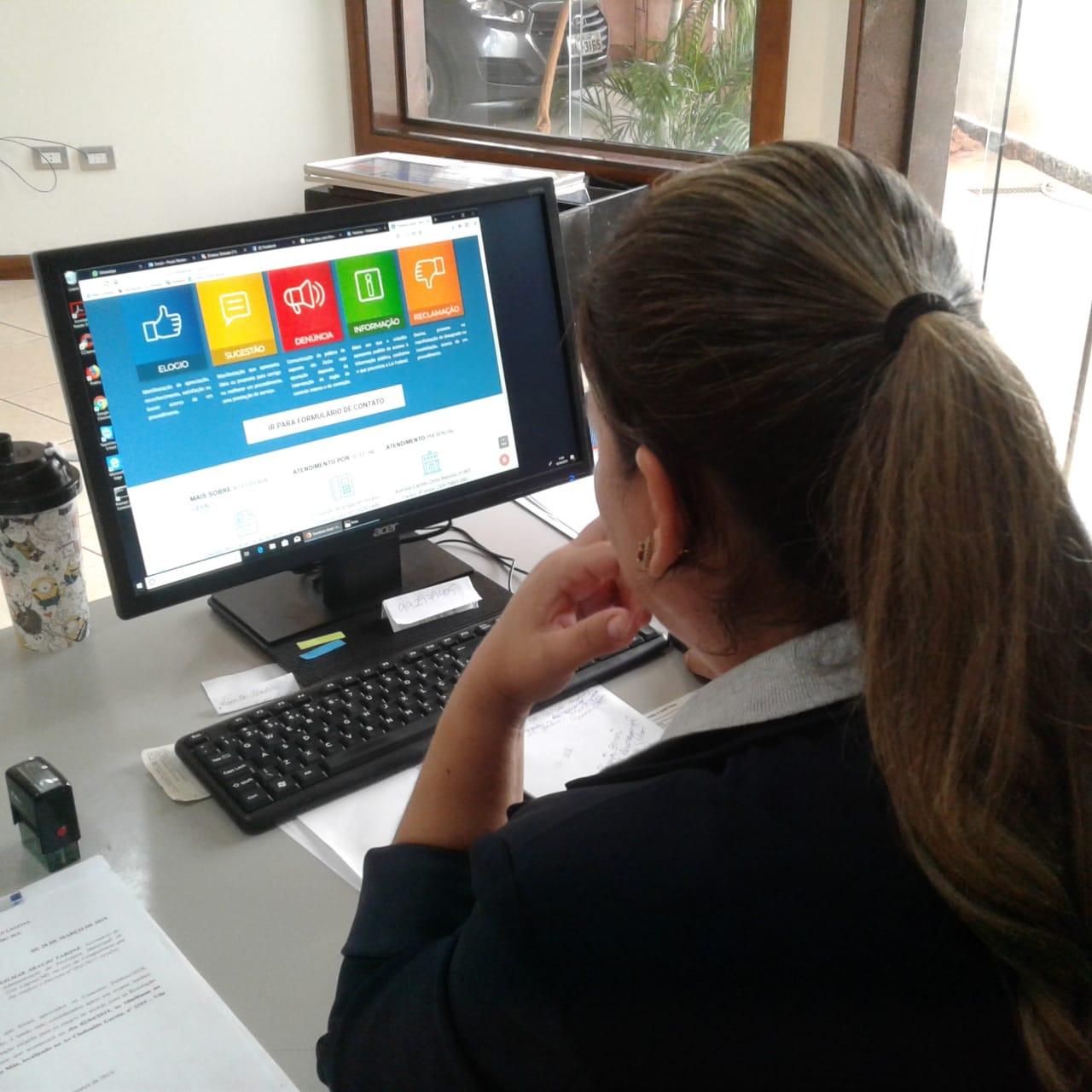 Prefeitura orienta população como fazer denúncias sobre terrenos sujos Prefeitura orienta população como fazer denúncias sobre terrenos sujos