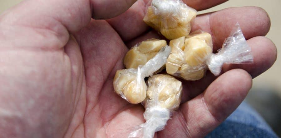 Denúncias de venda de crack nos fundos de escola leva à prisão de suposto traficante 