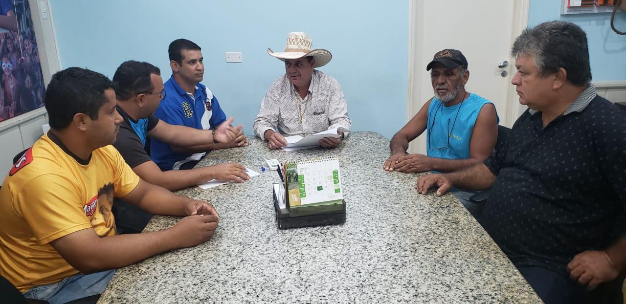 Guerreiro e diretoria do Bela Vista F.C discutem possibilidade de criação de campo de futebol com vestiários