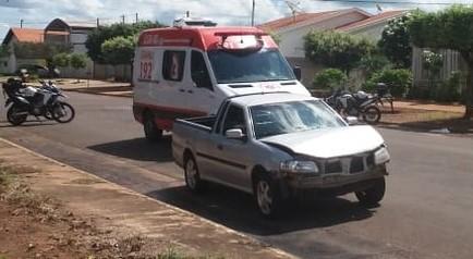 Acidente entre carro e moto deixa motociclista ferido no bairro Colinos 