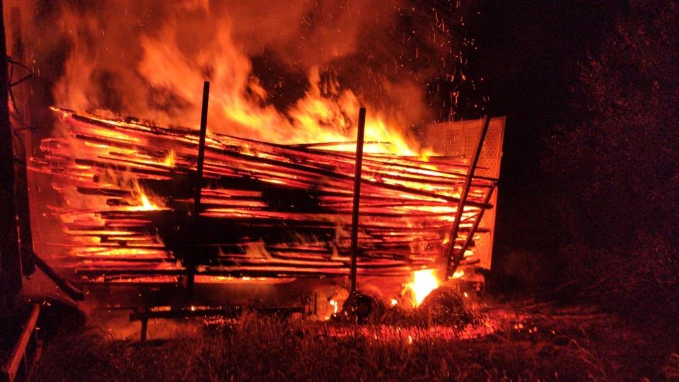 Carreta tritrem carregada com eucalipto fica destruída após incêndio 