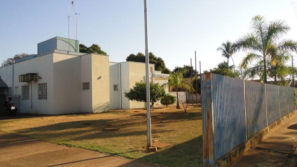 Inquilino coloca faca no pescoço do dono da casa após discussão