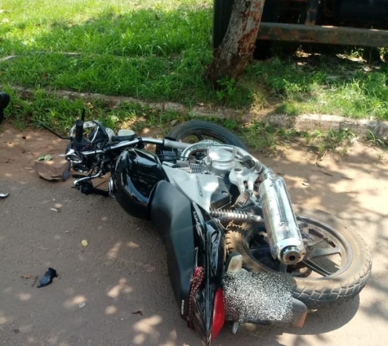 Deu ruim: Jovem com moto furtada tenta fugir da PRF, bate em árvore e acaba preso 