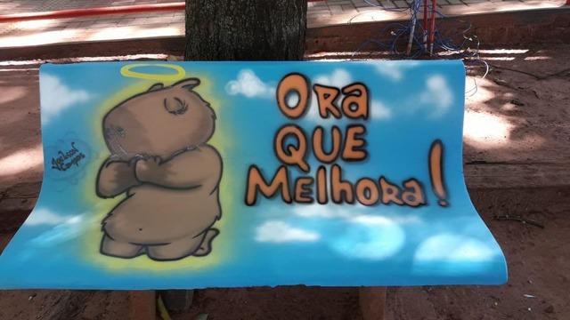 Bancos com pinturas temáticas ampliam visual alegre da Lagoa Maior