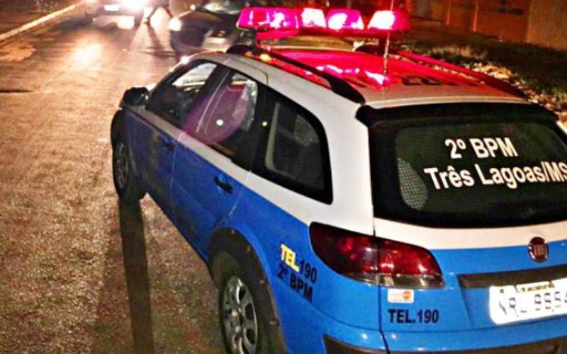 Vítima de assalto revida e espanta ladrões com golpes de capacete Vítima de assalto revida e espanta ladrões com golpes de capacete