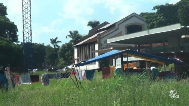 Famílias de ciganos acampam nos trilhos da NOB e geram medo e fascínio aos três-lagoenses Famílias de ciganos acampam nos trilhos da NOB e geram medo e fascínio aos três-lagoenses