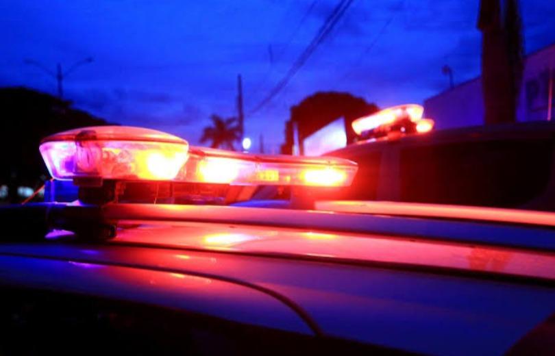 Homem arranca com carro e tenta atropelar esposa grávida em Aparecida do Taboado