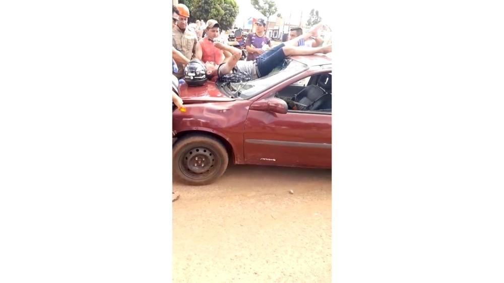 Jovem que parou em capô de carro diz que mochila o salvou e agradece atendimento de bombeiros Jovem que parou em capô de carro diz que mochila o salvou e agradece atendimento de bombeiros