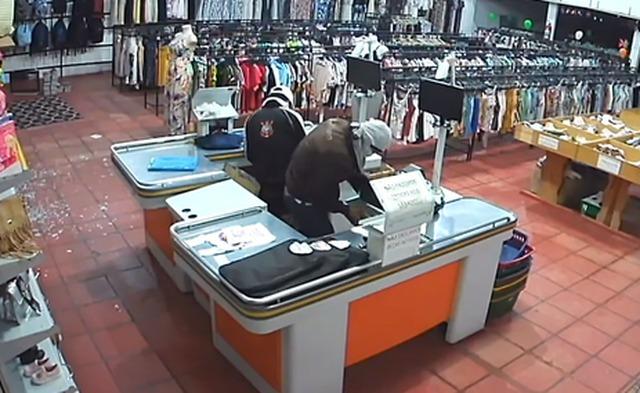 Loja de roupas é invadida e ladrões são flagrados por câmeras de segurança Loja de roupas é invadida e ladrões são flagrados por câmeras de segurança