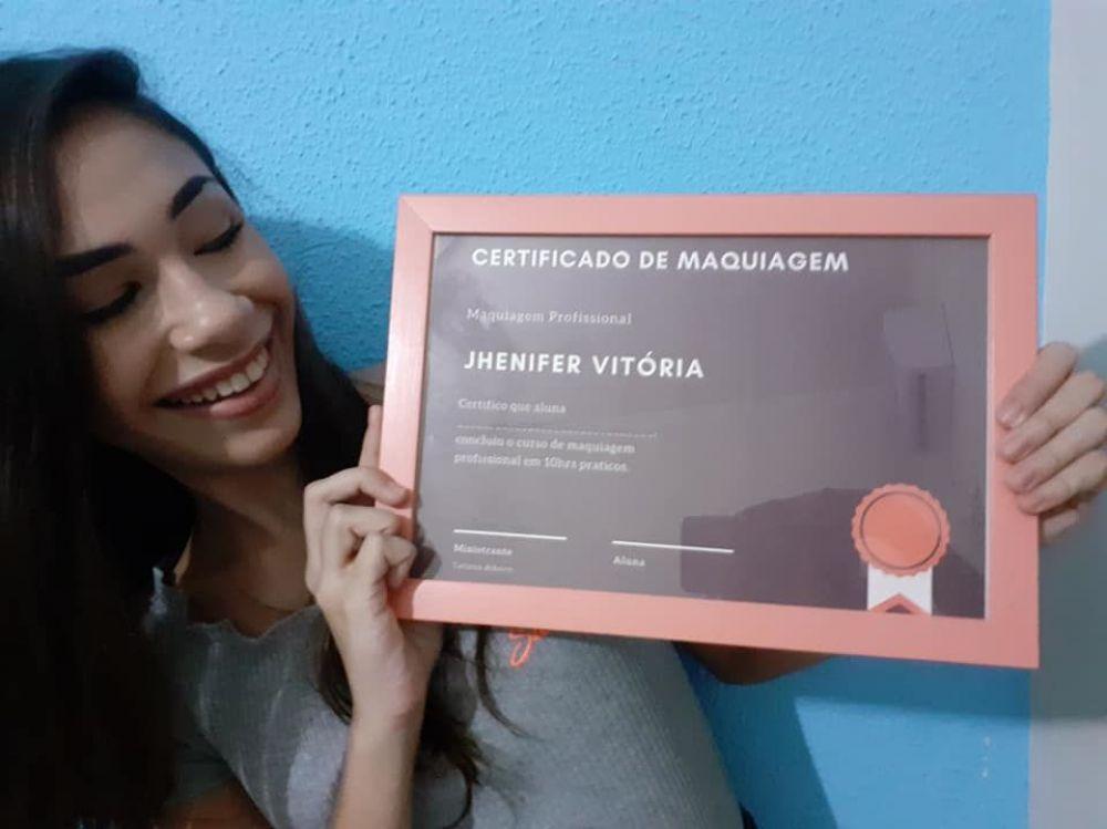 Maquiadora com apenas 13 anos faz sucesso em Três Lagoas