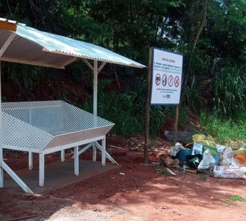 Mesmo com lixeira ao lado, lixo é depositado no chão na região do Sucuriú Mesmo com lixeira ao lado, lixo é depositado no chão na região do Sucuriú