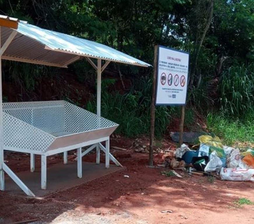 Mesmo com lixeira nova, morador joga lixo no chão na região dos ranchos do Sucuriú Mesmo com lixeira nova, morador joga lixo no chão na região dos ranchos do Sucuriú