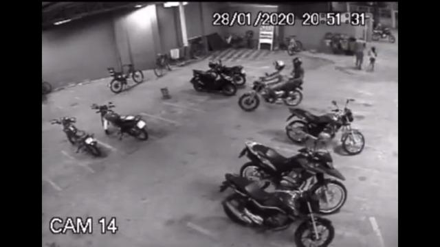 Polícia busca informações para identificar ladrões que agiram em supermercado 