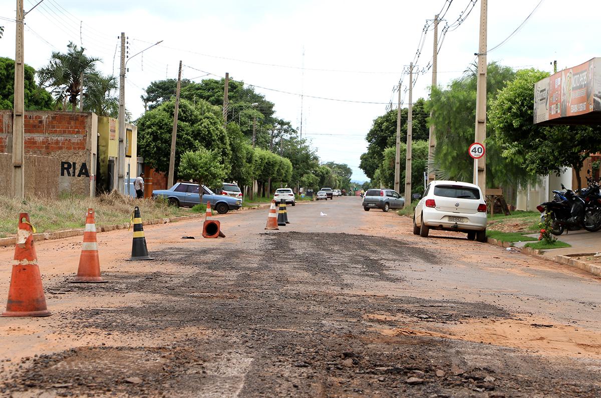 Prefeitura realiza poda de árvores em vias que receberão recapeamento