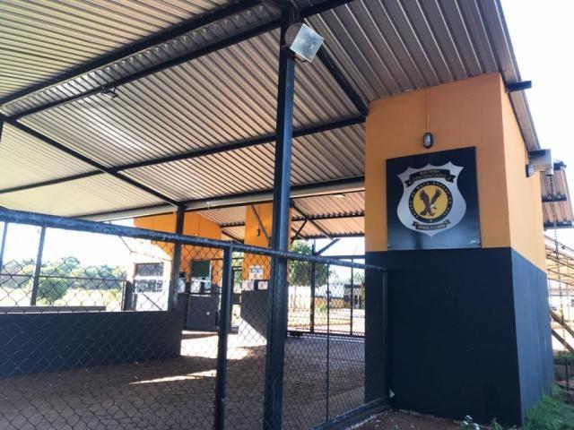 Preso tenta fugir de presídio, se enrosca em concertina e morre