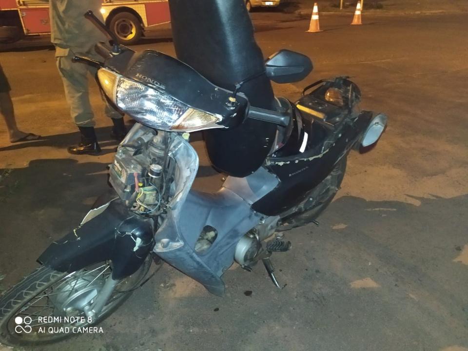 Moto fica destruída após acidente no bairro Vila Nova Moto fica destruída após acidente no bairro Vila Nova
