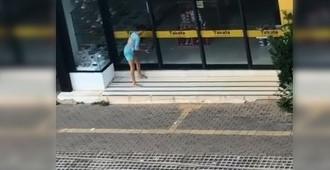Até mulher está agindo no crime; tentativa de furto falhou e fugiu sem nada Até mulher está agindo no crime; tentativa de furto falhou e fugiu sem nada