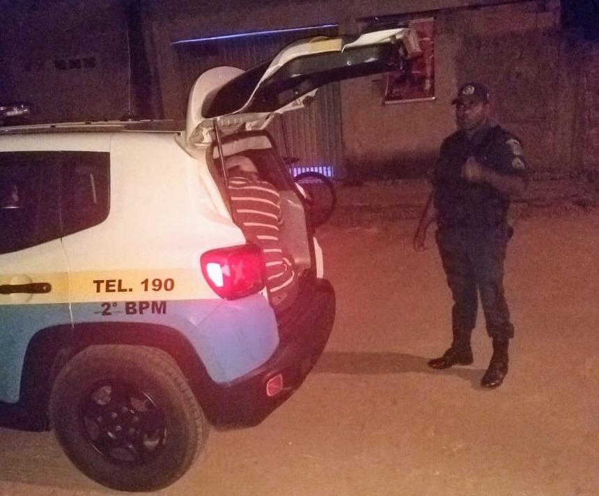 Denúncia anônima e abordagem de rotina termina com duas prisões 