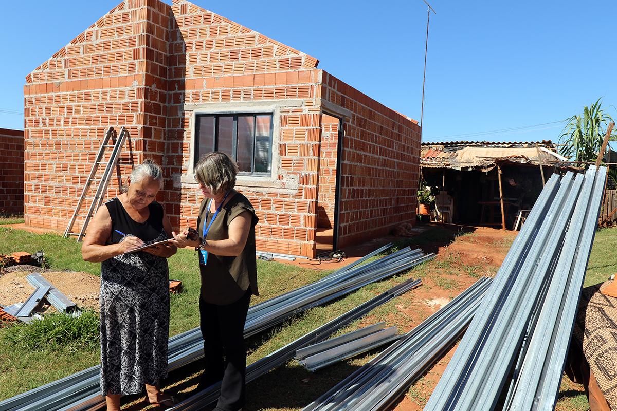 Prefeitura constrói telhado em casa modelo do Lote Urbanizado