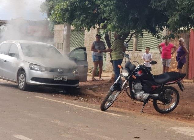 Internauta flagra incêndio em veículo no bairro Novo Alvorada Internauta flagra incêndio em veículo no bairro Novo Alvorada