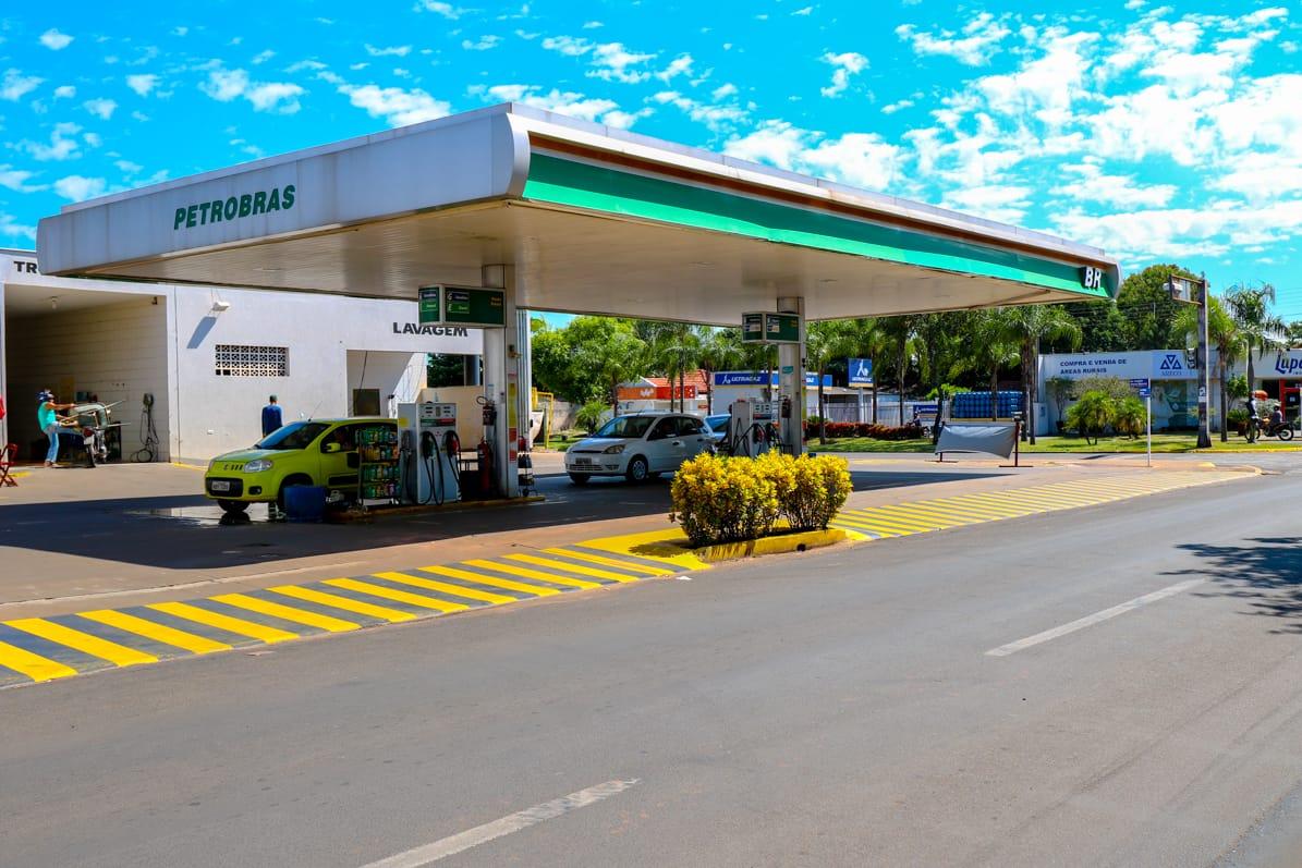Postos de combustíveis, supermercados e farmácias continuam abertos; lojas permanecem  fechadas 