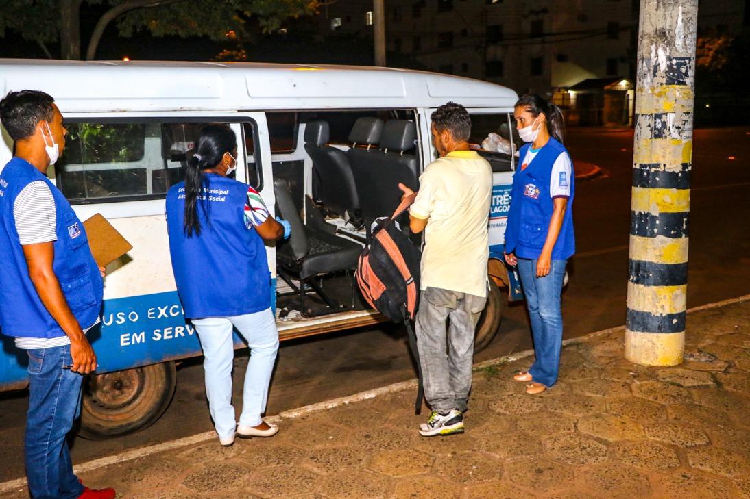 Abordagem Social tenta convencer pessoas em situação de rua a irem para o Alojamento