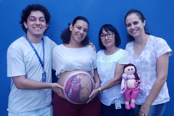 Barrigas de gestantes da Unidade de Saúde Interlagos recebem pinturas gestacionais