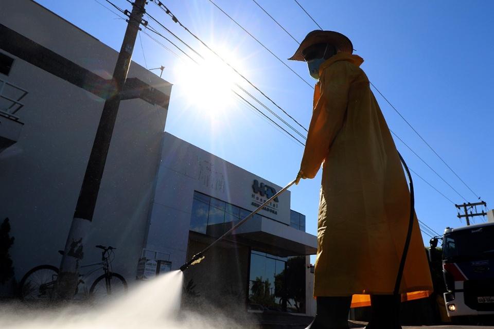 Calçadas de Hospitais, Supermercados e da UPA de Três Lagoas são lavadas como medida de prevenção a COVID-19