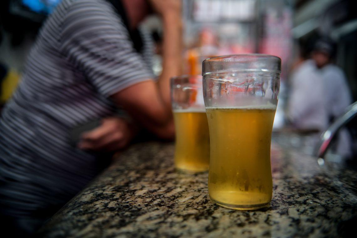Casal é preso por manter bar aberto durante toque de recolher em cidade de MS