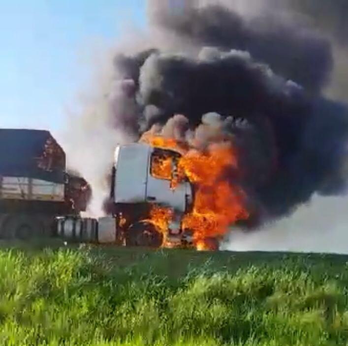 Incêndio em cavalo mecânico interdita tráfego de veículos entre MS e SP Incêndio em cavalo mecânico interdita tráfego de veículos entre MS e SP