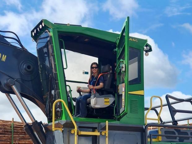 Lugar da mulher na indústria é pilotando máquina e onde ela quiser Lugar da mulher na indústria é pilotando máquina e onde ela quiser