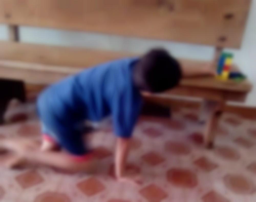 Mãe usa rede social para denunciar professor que amassou e jogou no lixo brinquedo do filho deficiente Mãe usa rede social para denunciar professor que amassou e jogou no lixo brinquedo do filho deficiente