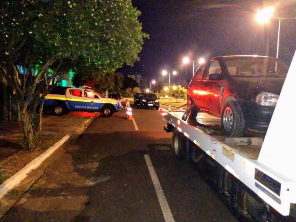 Motorista bêbado tenta fugir de blitz a pé, mas volta para pegar caminhonete e é preso Motorista bêbado tenta fugir de blitz a pé, mas volta para pegar caminhonete e é preso