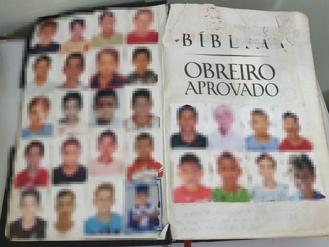 Professor acusado de pedofilia mantinha quatro perfis no Facebook e fotos de meninos dentro da Bíblia Professor acusado de pedofilia mantinha quatro perfis no Facebook e fotos de meninos dentro da Bíblia