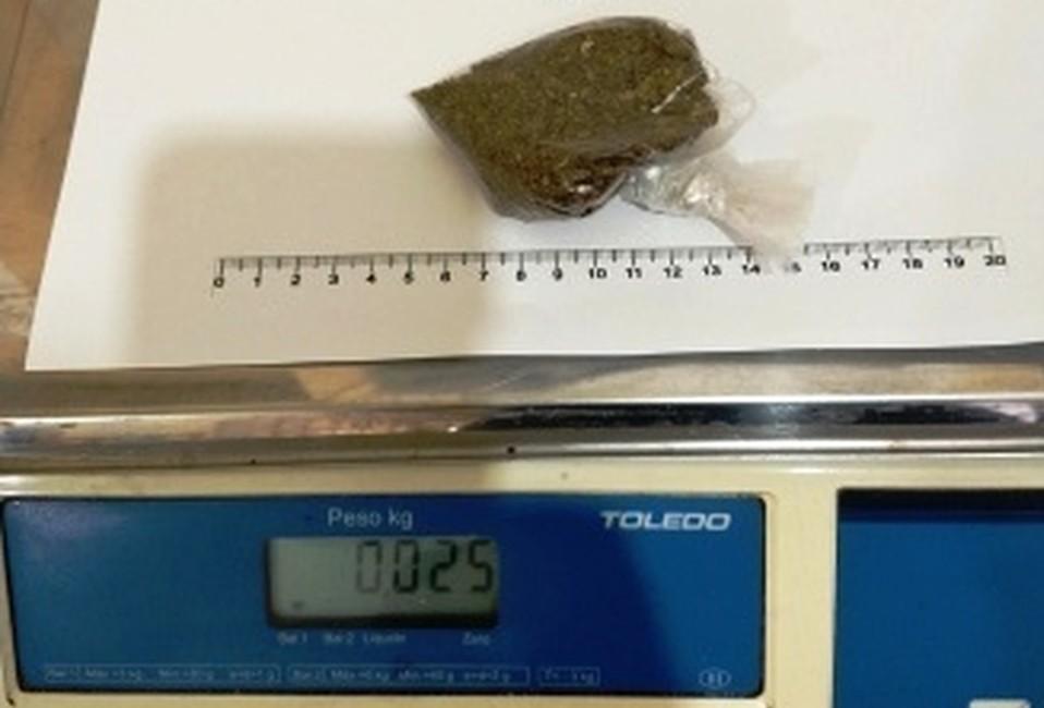 Usuário que pagou R$ 70,00 em maconha é detido pela Força Tática Usuário que pagou R$ 70,00 em maconha é detido pela Força Tática