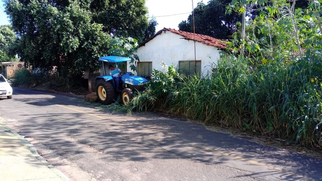 Prefeitura realiza limpeza de terreno baldio após denúncias e falta de resposta dos donos