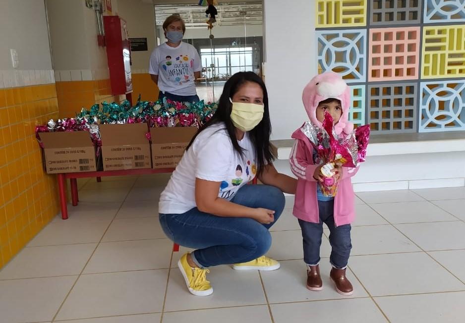Alunos do CEI Novo Oeste recebem ovos de Páscoa