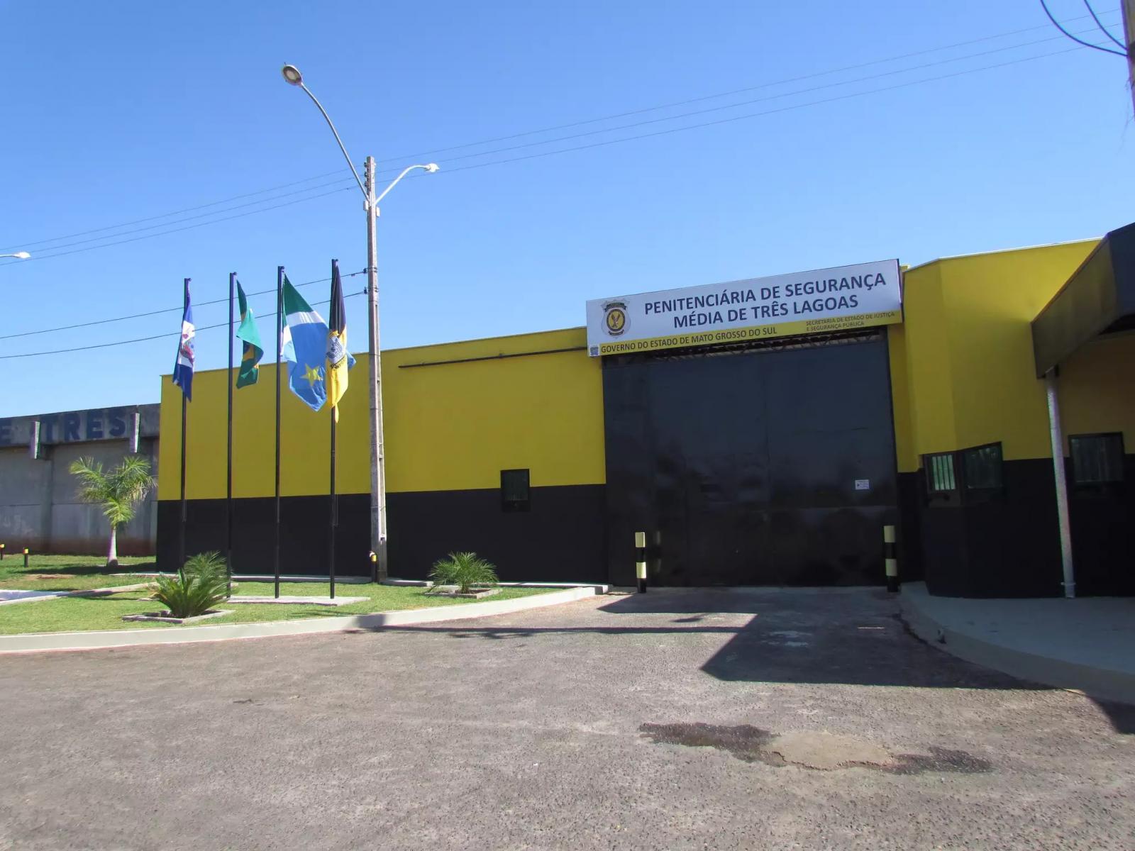 Preso escalam alambrado de presídio para buscar droga e são flagrados Preso escalam alambrado de presídio para buscar droga e são flagrados
