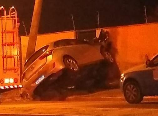 Carro desgovernado sobe em calçada, bate em poste e por pouco não invade residência 