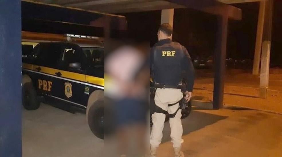 Após beber caipirinha, cerveja e cachaça, motorista “sobe” em canteiro e é preso pela PRF 