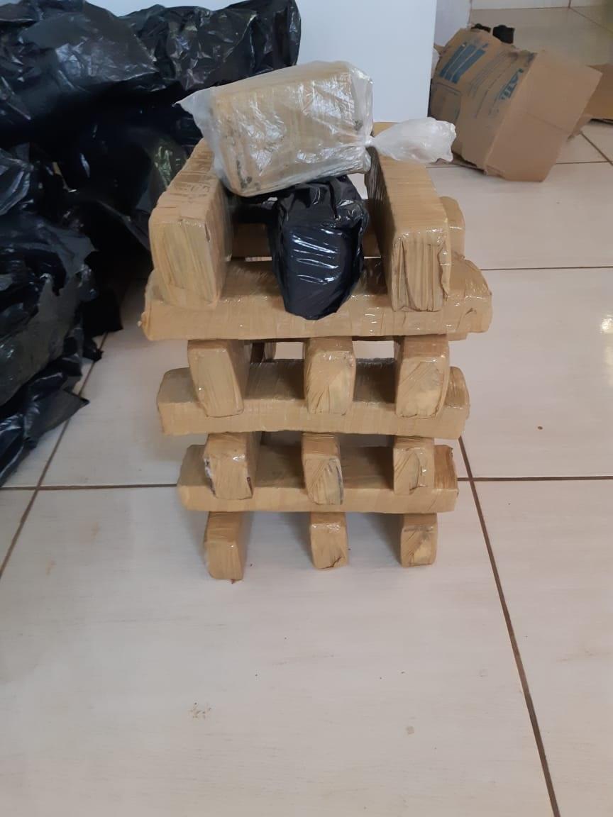 Beneficiado com “saidinha” da Covid-19 se esconde no forro de sua casa para fugir de flagrante de tráfico de drogas 
