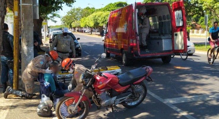 Bombeiros socorrem motociclista que sofreu acidente no Centro de Três Lagoas 
