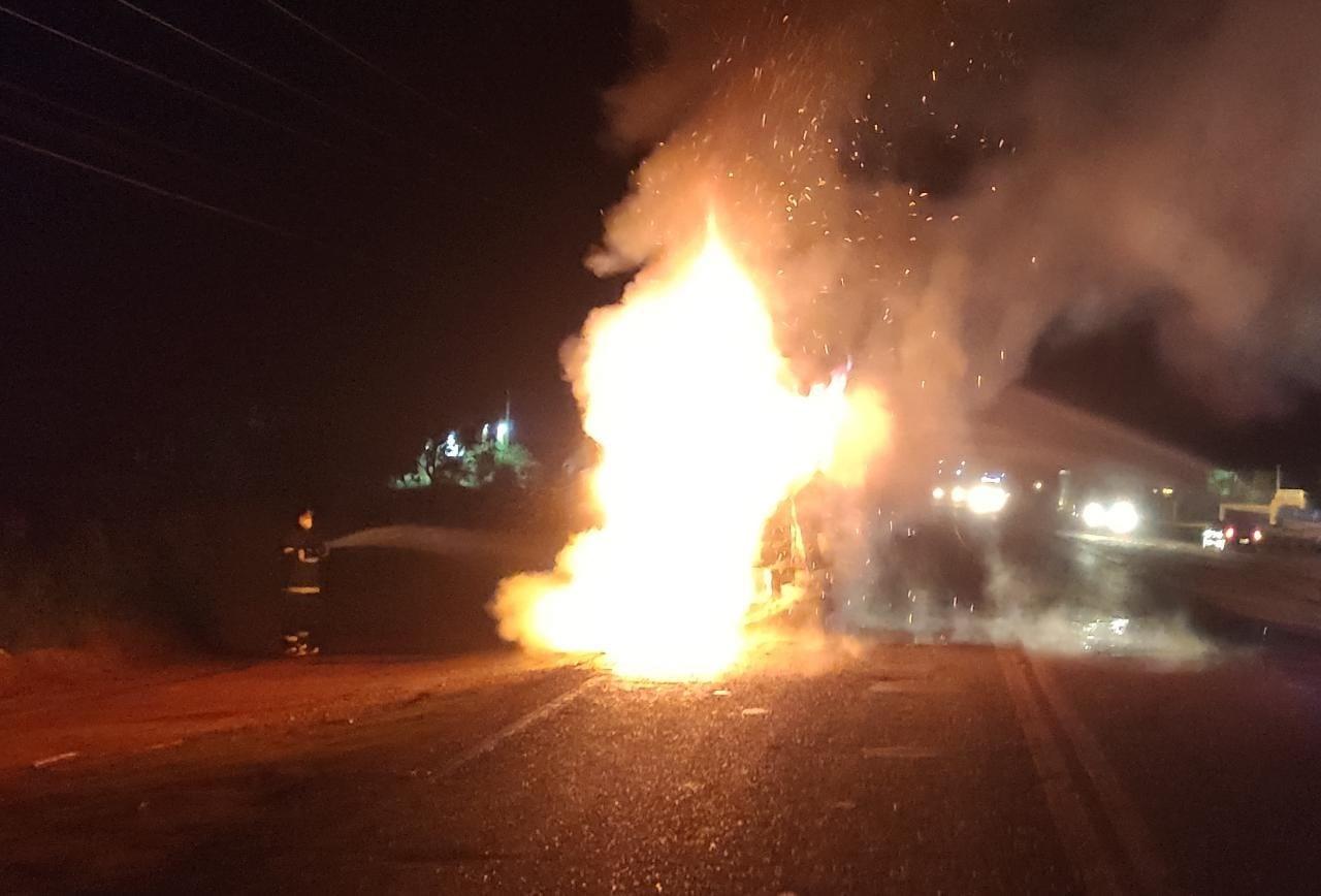 Carreta com celulose pega fogo e interdita BR-262