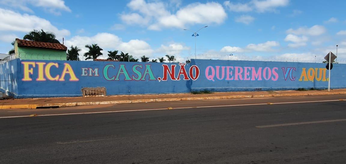 Cemitério tem muro pintado com frase 
