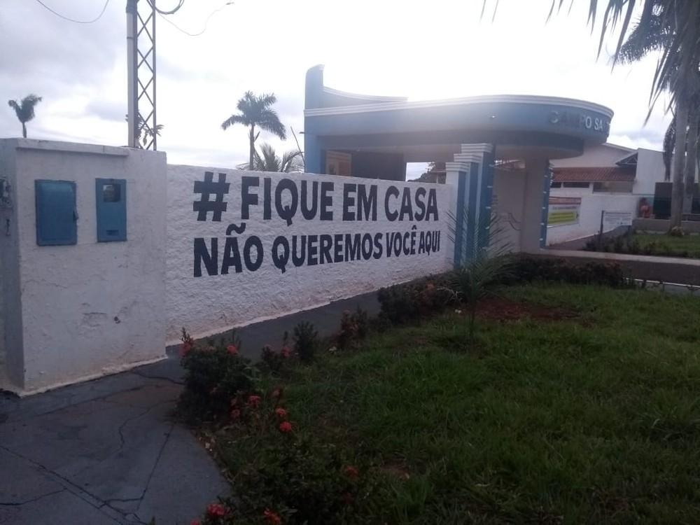 Cemitério tem muro pintado com frase para alertar moradores sobre coronavírus: 'Fique em casa, não queremos você aqui'