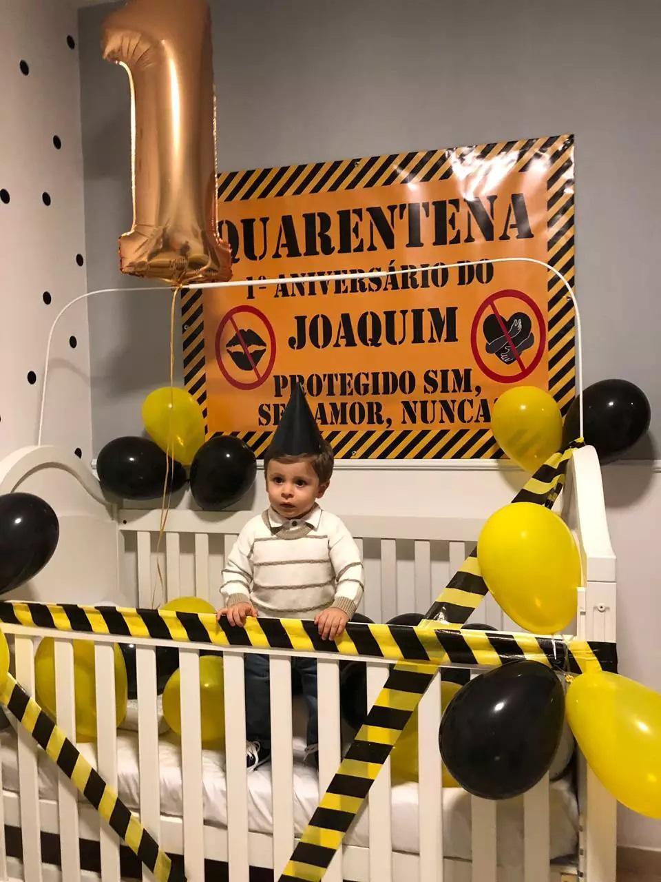 COVID-19: Isolado no berço, Joaquim celebrou 1° aniversário com balões e fita COVID-19: Isolado no berço, Joaquim celebrou 1° aniversário com balões e fita