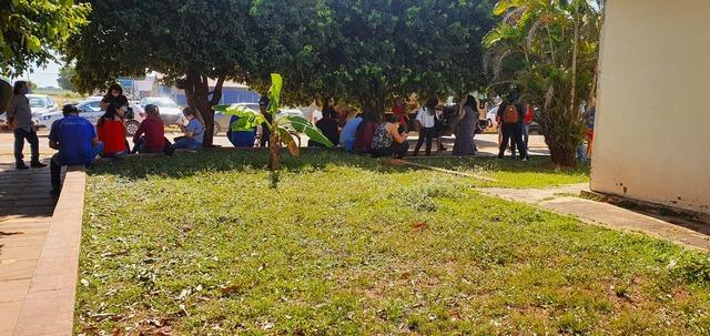 Detran de Três Lagoas funciona com apenas quatro servidores e população insiste em filas desnecessárias Detran de Três Lagoas funciona com apenas quatro servidores e população insiste em filas desnecessárias